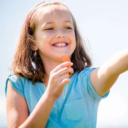 Vista 7 de 200 silbatos de plástico con cordón, silbatos de emergencia a granel para entrenamiento escolar, senderismo al aire libre, entrenadores deportivos