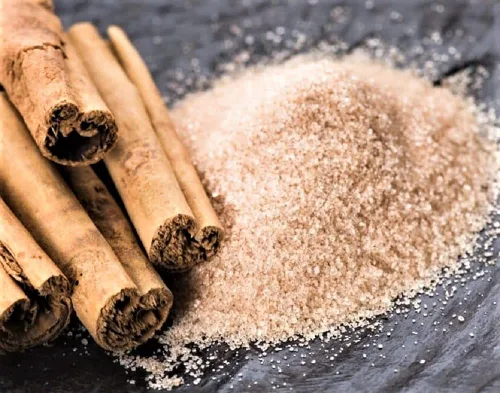 Vista 2 de 4 onzas de azúcar de canela: un condimento deliciosamente dulce para espolvorear sobre tostadas con mantequilla, panqueques, gofres y mucho más.