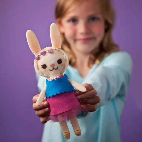 Vista 6 de Craft-tastic – Make a Bunny Friend Craft Kit – Aprende a hacer 1 muñeco de peluche fácil de coser con ropa y accesorios