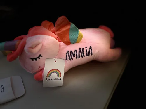 Vista 7 de Unicornio arcoíris de felpa rosa personalizado hecho a mano - Regalo personalizable