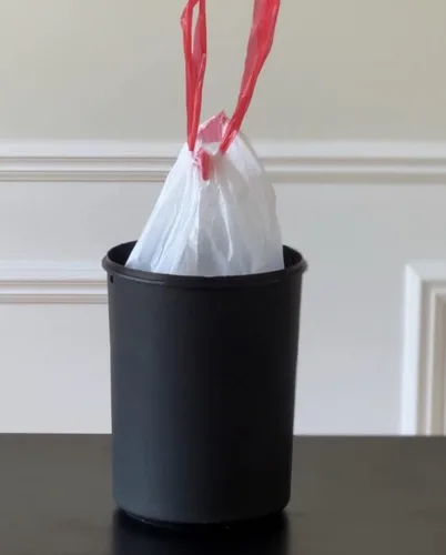 Vista 7 de Bolsas de basura pequeñas con cordón blanco de 1.2 galones (240 bolsas), código A, 4.5 litros, bolsas de basura para baño, bolsas de basura de 1