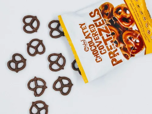Vista 2 de Pretzels veganos sin gluten cubiertos de chocolate (paquete de 2) Sin lácteos, sin maní, sin nueces, sin soja, totalmente natural, sin sésamo