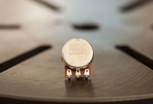 Vista 2 de Seymour Duncan 250k Potenciómetros de Audio Cónicos de Giro Suave - Construcción de Alta Calidad, Potenciómetro de Volumen o Control de Tono