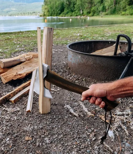 Vista 4 de Hacha de 13.5 pulgadas, hacha de campamento de acero al carbono 1055 y mango de haya, hacha de supervivencia con funda de cuero para división