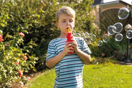 Vista 5 de PUSTEFIX Bubble Bear - Juguete para apretar y soplar burbujas de 6 onzas para niños (colores surtidos)
