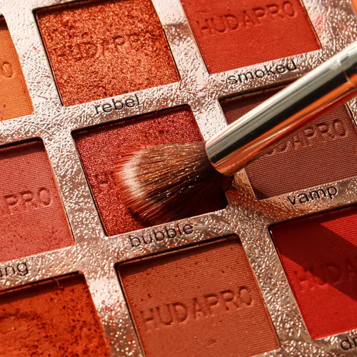 Vista 9 de BEAKEY Juego de brochas de maquillaje, base profesional, corrector de sombra de ojos, aplicador bronceador en polvo, 2 esponjas de licuadora