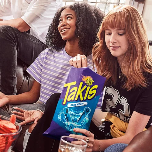Vista 5 de Takis Blue Heat - Paquete múltiple de 40 unidades / 1 onza – Chips de tortilla enrollados con sabor a chile picante intenso extremadamente picantes