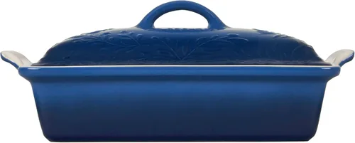 Vista 4 de Le Creuset Olive Branch Collection Heritage - Cacerola rectangular cubierta de cerámica, 4 cuartos de galón, Marsella con tapa en relieve