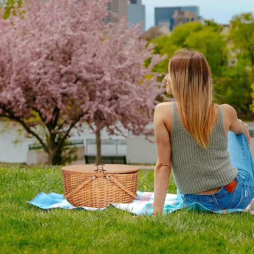Vista 8 de Cesta de picnic de mimbre con forro, cesta de picnic de madera con tapa dividida, canasta de picnic de estilo vintage con asa tejida plegable