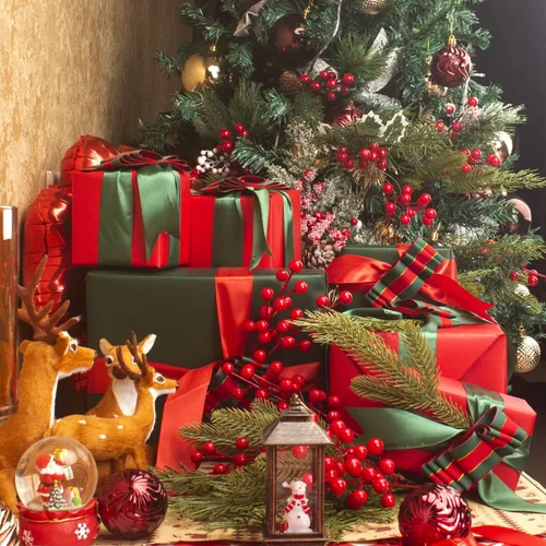 Vista 7 de Grunyia 90 piezas de ramas de pino artificiales, tallos de cedro con bayas de acebo rojas, tallos de pino sintético perfectos para árbol de Navidad