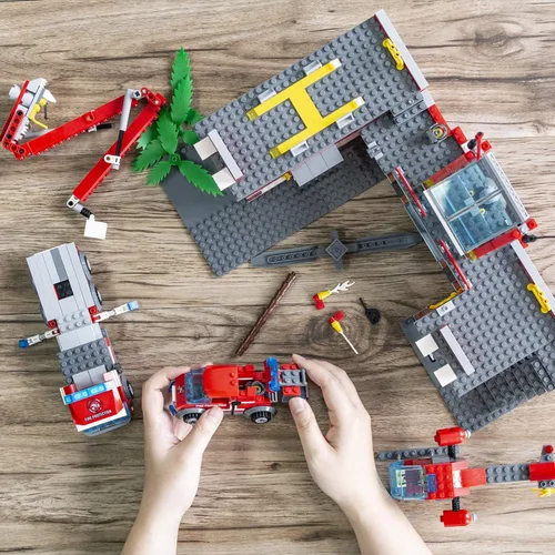 Vista 5 de QLT QIAOLETONG Kit de construcción de estación de bomberos de la ciudad, juego de construcción de 774 piezas que incluye estación de bomberos