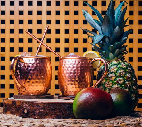 Vista 8 de Moscow Mule tazas Set, 4 Authentic Handcrafted tazas de cobre (16 oz. Cada uno) con 2 onzas Shot vidrio, 4 pajitas, mango madera Posavasos y libro