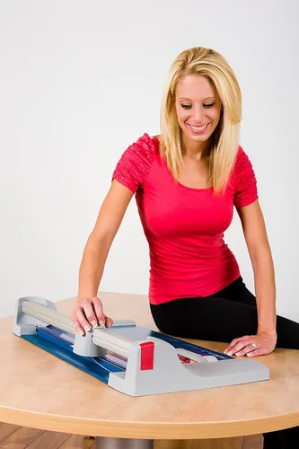 Vista 8 de Dahle 442 Cortador rotativo premium, longitud de corte de 20 pulgadas, capacidad de 30 hojas, autoafilado, abrazadera automática, cortador de papel