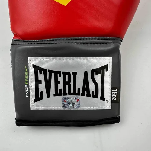 Vista 3 de Guante de boxeo Everlast rojo imperfecto con autógrafo/firma de Mike Tyson, holograma del atleta, COA