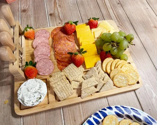Vista 7 de Tabla de queso de bambú, bandeja de queso con 4 cubiertos de acero inoxidable, tabla de charcutería y plato de carne para servir, plato de queso