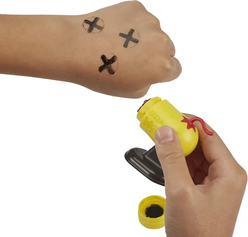 Vista 7 de Hasbro Gaming Ellen's Games Danger Word Game; juego Ellen Degeneres para 4 jugadores a partir de 10 años