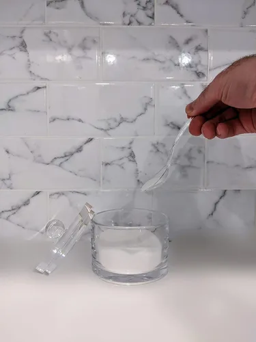 Vista 4 de J&M DESIGN Azucarero de acrílico transparente con tapa y cuchara para accesorios de cafetería, cuencos de cereales, té, recipientes de encimera