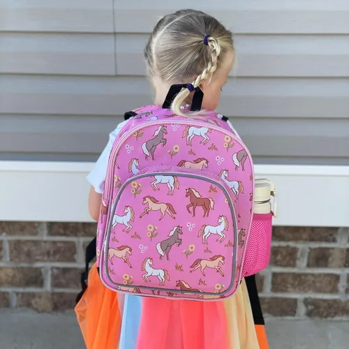 Vista 2 de Wildkin Mochila infantil de 12 pulgadas, acolchada, ajustable, ideal para guardería y viajes, caballos salvajes