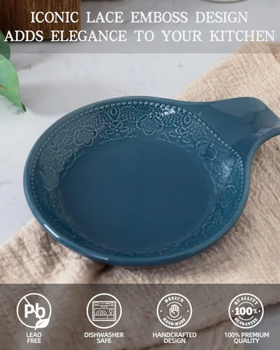 Vista 2 de Bandeja de utensilios de encaje en relieve, soporte de cuchara de cerámica, 5.5 pulgadas de diámetro (azul grisáceo)