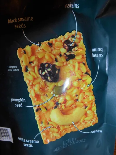 Vista 4 de Trader Joe's Trail Mix Crackers con frijoles Mung, semillas, anacardos, pasas y queso, gran aperitivo, textura perfecta (2 unidades) 4.5oz cada uno