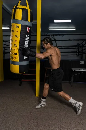 Vista 6 de TITLE Boxing La bolsa pesada más grande de todos los tiempos, saco de boxeo colgante para boxeo, kickboxing - equipo de boxeo