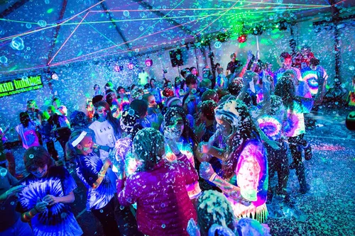 Vista 3 de Atomic Bubbles: Tekno Bubbles - Paquete de 2 (1 oro, 1 azul) - Botellas de 4 onzas, burbujas brillantes de luz negra UV, fiestas brillantes