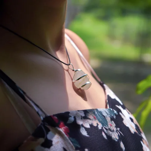 Vista 5 de AYANA - Collar de cuarzo rutilado dorado para mujer, hecho a mano, cristal de cuarzo de origen ético para equilibrio emocional y manifestación