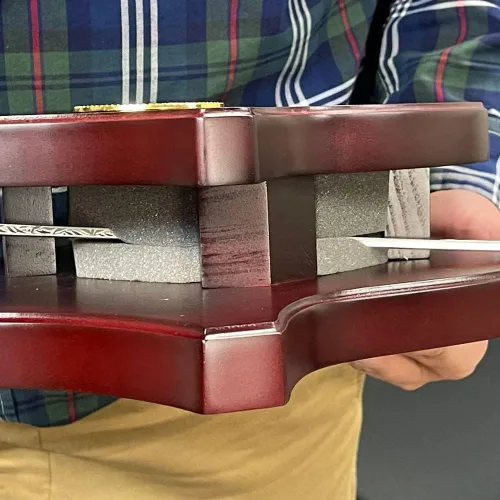 Vista 9 de MEDALS OF AMERICA EST. 1976 Escudo de exhibición de espada con sello USMC, Cereza