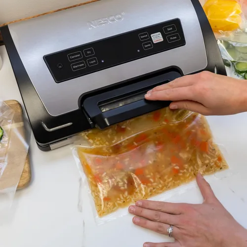 Vista 2 de Nesco Kit de sellador al vacío premium con LiquidLock, incluye una gran variedad de bolsas y rollos VS-22LB, función de sellado de recipiente