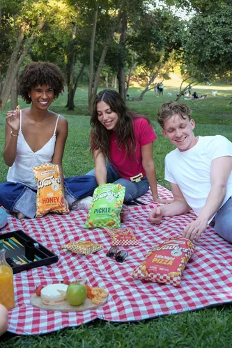 Vista 15 de WAVERS by Doughbrik's Snacks, bolsa de 4.5 onzas con sabor a miel caliente, textura crujiente perfecta para cualquier momento, hecho en los Estados