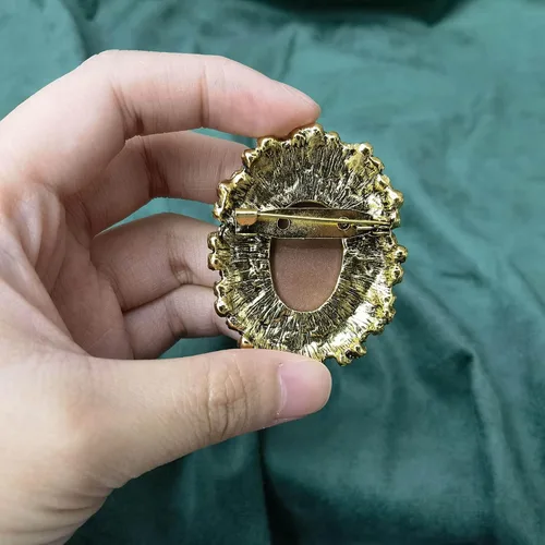 Vista 4 de Broche vintage victoriano con diamantes de imitación de cristal, broches retro en tono dorado para mujer, joyería de moda