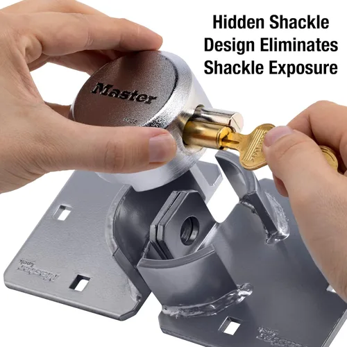 Vista 4 de Master Lock Candado de Disco Cromado, Candado de Grillete Oculto de Servicio Pesado y Cerrojo, Candado de Acero Sólido para Camiones, Remolques