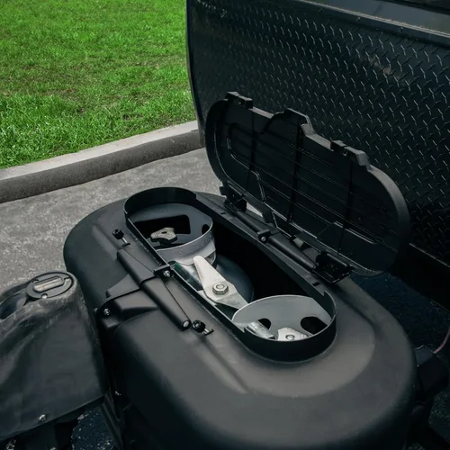 Vista 3 de Camco Cubierta de tanque de propano doble para autocaravana/RV - Cuenta con panel superior con bisagras y diseño moldeado personalizado - Se adapta