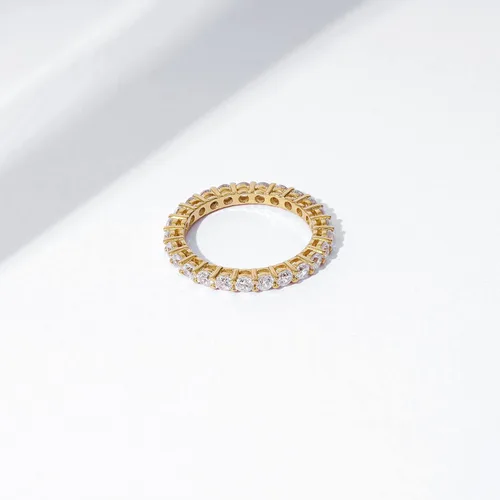 Vista 3 de Anillo de plata de ley chapada en platino u oro con circonitas redondas de Swarovski en todo el borde exterior del anillo