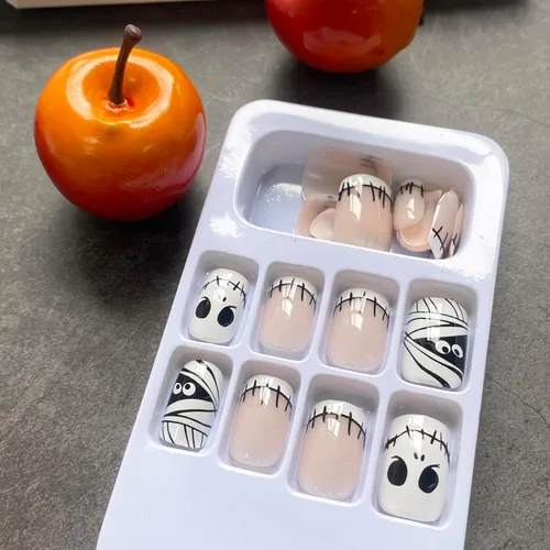 Vista 5 de Uñas postizas cortas con diseño de momia de Halloween, uñas cuadradas a presión, uñas con pegamento de cobertura completa, uñas de calavera