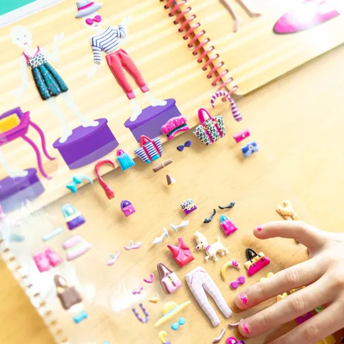 Vista 8 de Melissa & Doug Libro de actividades con pegatinas: día de glamour, 196 pegatinas reutilizables.