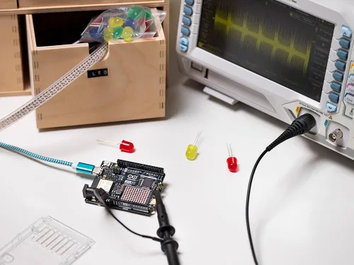 Vista 5 de Arduino UNO R4 WiFi [ABX00087] - Renesas RA4M1 + ESP32-S3, Wi-Fi, Bluetooth, USB-C, CAN, DAC de 12 bits, OP AMP, conector Qwiic, matriz LED de 12 x