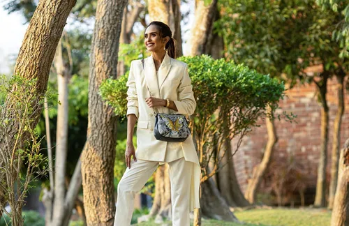 Vista 3 de Anna by Anuschka Bolsa mediana con múltiples compartimentos de piel pintada a mano para mujer