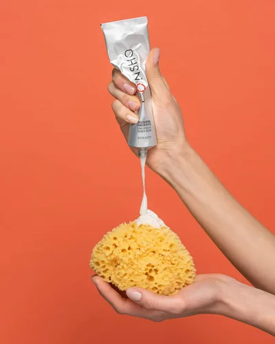 Vista 2 de Bioearth Consho, Crema de baño concentrada con jugo de aloe vera, manteca de karité, aceite de coco y extracto de grosella negra de agricultura