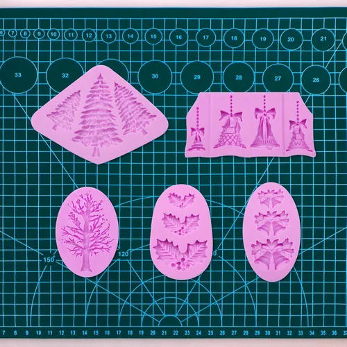 Vista 4 de Molde de silicona para árbol de pino, moldes de fondant de campanas de Navidad, molde para hornear chocolate con hojas de acebo para decoración