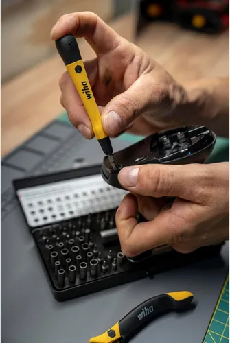 Vista 7 de Wiha 75965 Juego de 65 piezas del sistema 4 ESD Master Technician con llave de trinquete y MicroBits