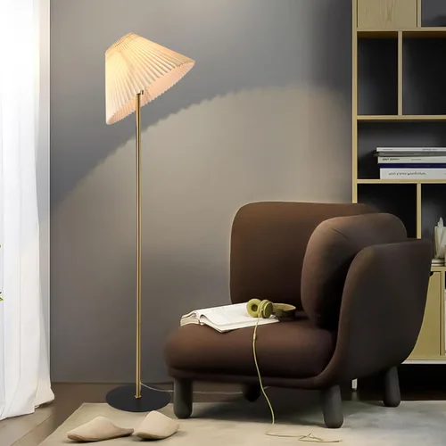 Vista 6 de KUNJOULAM Lámpara de pie plisada moderna, lámpara de pie de poste dorado, lámpara alta de diseño simple con pantalla beige ajustable, lámpara de pie
