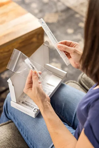 Vista 5 de Prueba de edad de mascotas para perros y gatos, incluye información sobre el bienestar para la etapa de vida de tu mascota, kit de prueba