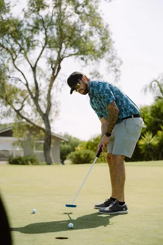 Vista 7 de BRIMZ - Sombrero de golf de alto rendimiento - Soporte para tee y marcador de bola magnético - Sombrero Snapback transpirable, resistente al sudor