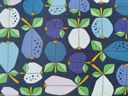 Vista 3 de Under Apple Tree - Tela de lona azul profundo – Diseños de patrones Loes Van Oosten – Colección de material de algodón ligero – Tela perfecta