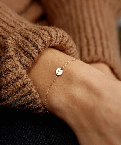 Vista 6 de Glimmerst - Pulsera personalizada con inicial, chapada en oro de 18 quilates, de acero inoxidable, con diseño de letras, delicada pulsera con dije