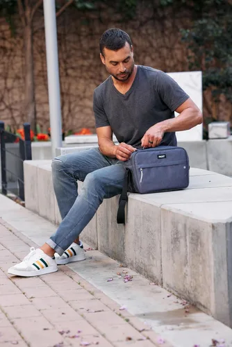 Vista 6 de PackIt Enfriador de latas Zuma congelable, construido con tecnología EcoFreeze, plegable, reutilizable, cierre con cremallera con correa