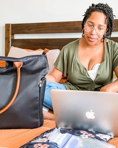 Vista 8 de Abby - Bolsa de extracción de leche con correas de cuero real, elegante bolsa de bombeo con bolsillos aislados, almacenamiento para laptop e