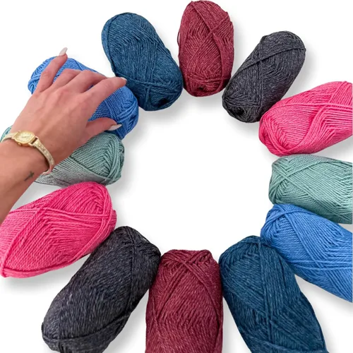 Vista 3 de Marvel DK - Hilo de peso Juego de 2 madejas de 1.76 oz 80% lana merino, 20% mezcla de hilo de seda Tussah 240 yardas en total Tejido
